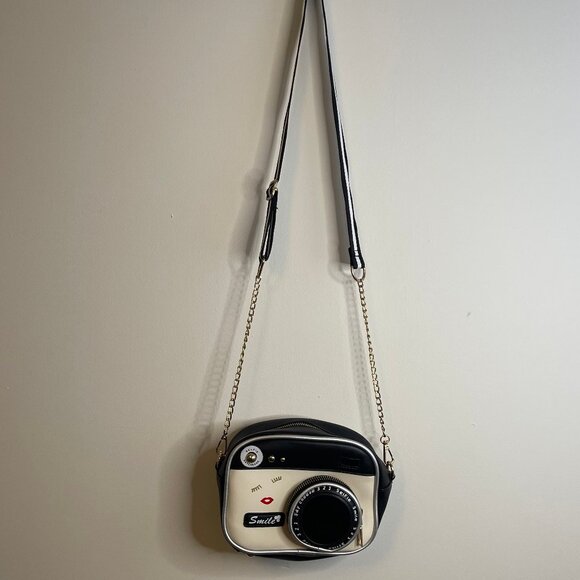 Retro Camera-Shaped Crossbody Bag – Black & Cream - Picture 2 of 8